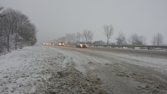 Завъртян камион на АМ Тракия блокира движението в района на