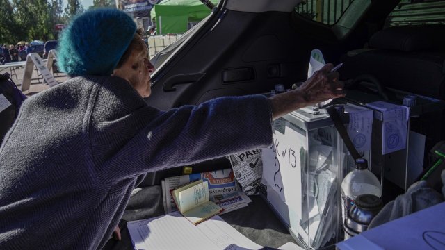 Стотици хора участваха в имитация на референдум за това дали