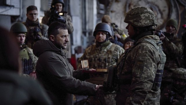 Президентът на Украйна изненадващо пристигна в Бахмут Това е най горещата