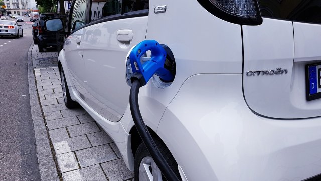 Търсенето на електромобили достигна нови нива в Европа, съобщава Bloomberg. Като причина