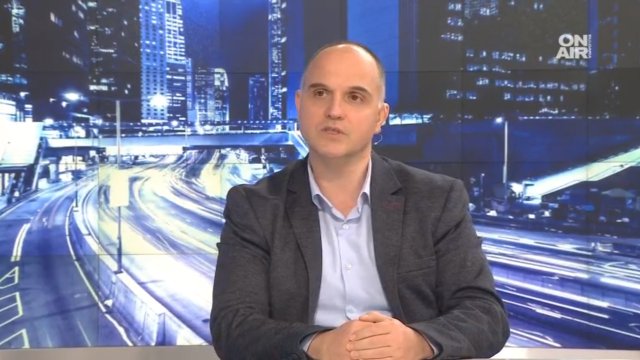 Едната половина на Сотир Цацаров говори като експерт другата половина