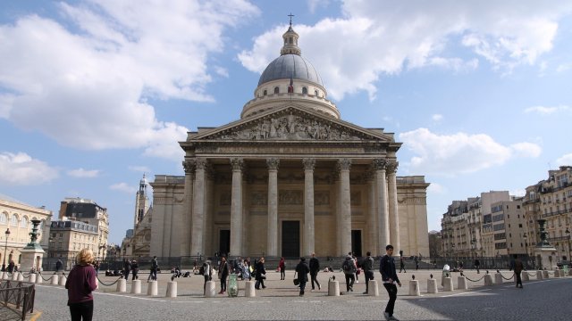Екоактивист се изкачи на покрива на Пантеона в Париж свали