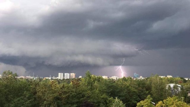 Мълния уби трима души до столичния храм Св  Никола От  Спешна помощ потвърдиха