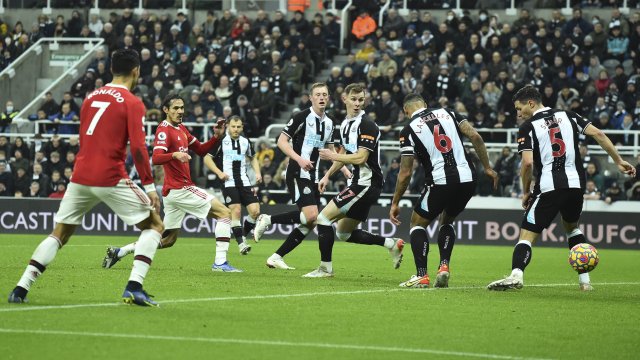 Нюкасъл изпусна Манчестър Юнайтед след вдъхновена игра и стигна само