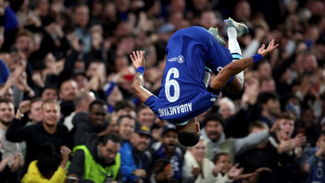 Челси се саморазправи с Милан за да изравни съперника по