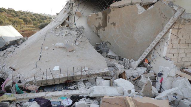 Най малко петима цивилни бяха ранени след като сирийското разклонение на