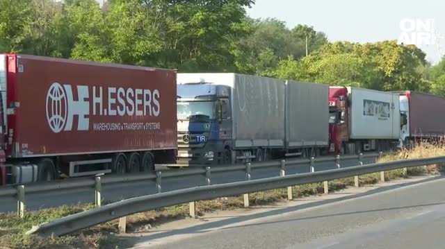 Втори ден тежък трафик на граничния пункт Дунав мост при