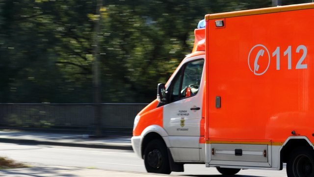 Трима души загинаха а десетки са ранени при инцидент с дерайлирал