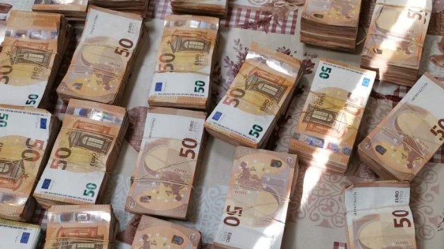 Недекларирани 210 000 евро откриха митнически служители на Териториална дирекция