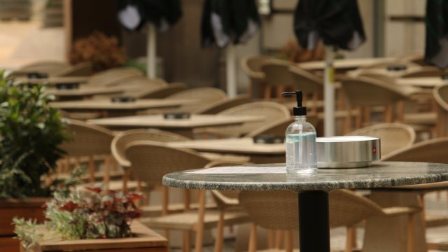 Намалената от 20 на 9 ДДС ставка за ресторанти туроператори транспортни