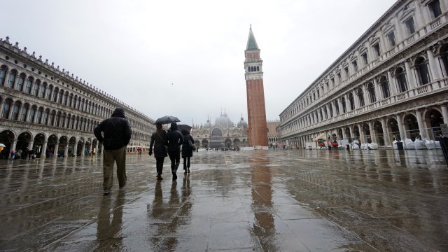 Световноизвестният площад Сан Марко във Венеция отново е под вода