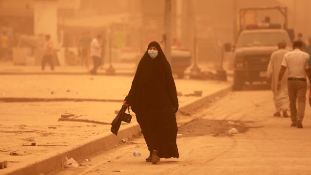 Училища и държавни учреждения в Техеран и на други места