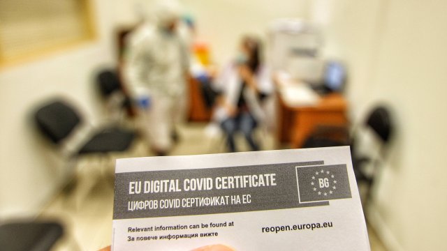 Зелен сертификат за държавната администрация ще бъде въведен най рано през