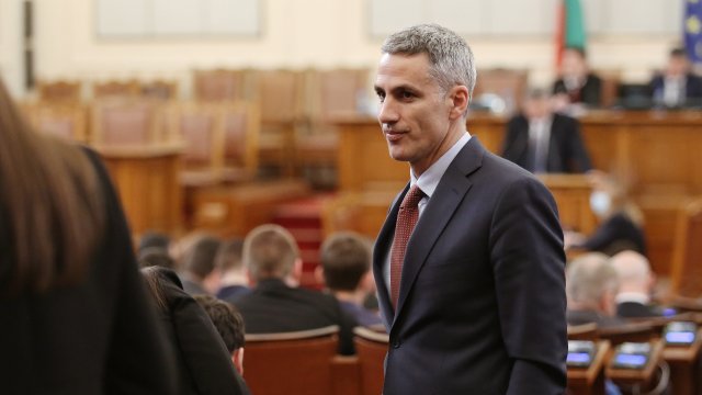 Номинираният от Продължаваме промяната за управител на БНБ Андрей Гюров оттегля