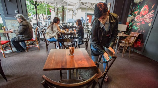 От полунощ в София ще влязат в сила нови противоепидемични