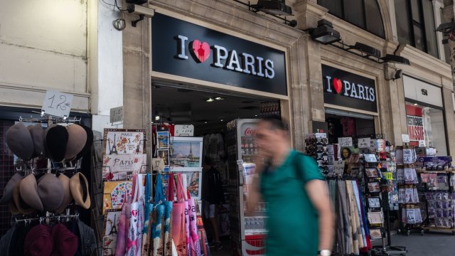 Във Франция магазините ще бъдат задължени да затварят вратите, когато