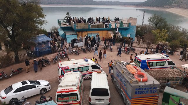 Десет деца загинаха след като лодката им се преобърна и