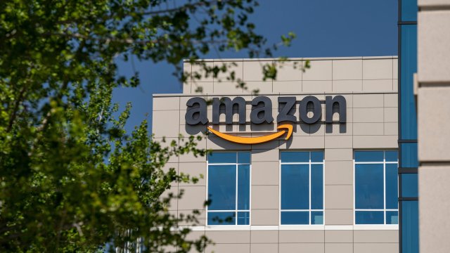 Американският технологичен концерн Amazon com Inc увеличава повече от два пъти
