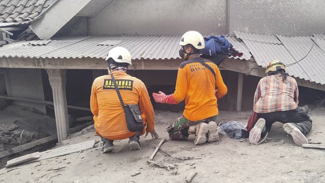 Броят на загиналите от изригването на вулкана Семеру в индонезийския