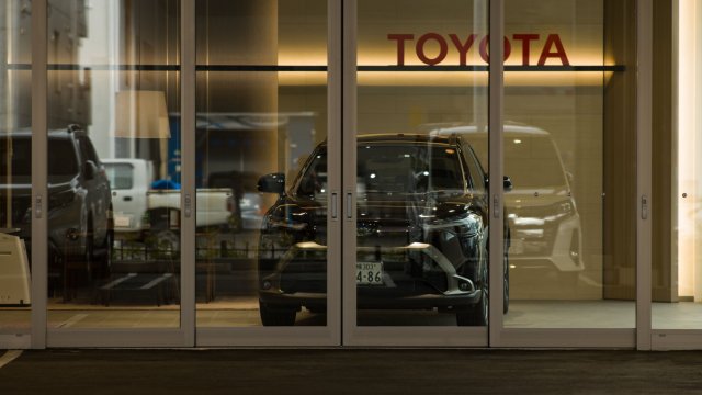 Японският производител Toyota едновременно се опитва да бъде готов за