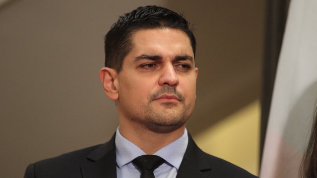 Министърът на спорта Радостин Василев е поел ангажимент да не