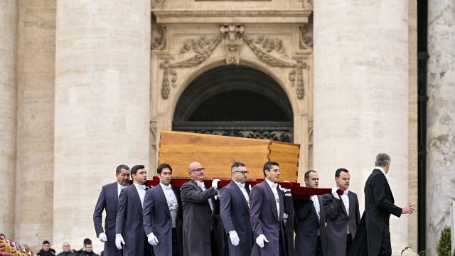 Десетки хиляди опечалени се събраха за погребението на бившия папа