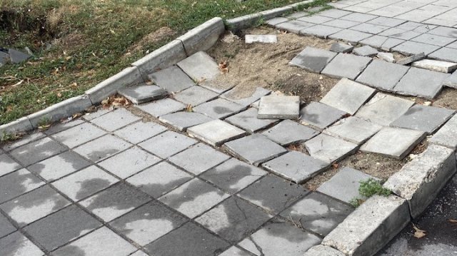 В платформата на ни съобщиха за пропадане на пътно платно