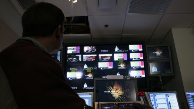 Камал Сантамария телевизионен журналист ветеран от Ал Джазира работи само