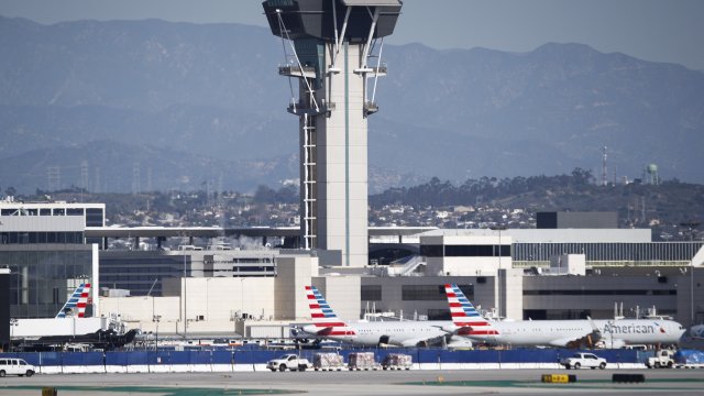 Най малко петима души бяха ранени при сблъсък на самолет с