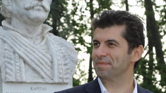 Министър-председателят Кирил Петков положи венец пред бюст-паметника на българския революционер