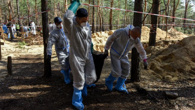 Украинските власти съобщиха че са ексхумирали телата на десетки хора