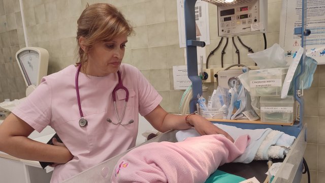 Новородено момиченце намерено на улицата в Айтос бе прието в