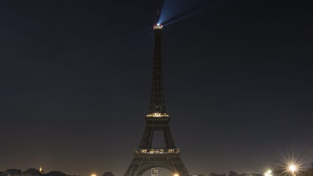 Кметът на Париж Ан Идалго заяви в Twitter че светлините