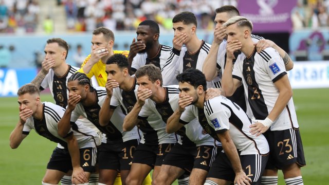 Футболистите от националния тим на Германия по футбол позираха със запушени