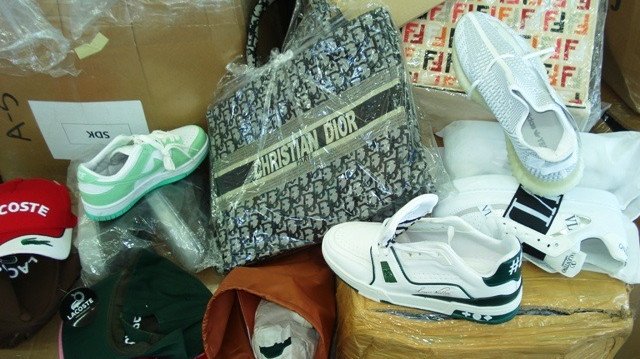 14 тона разнородни стоки и стикери с лога и надписи