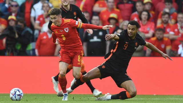 Нидерландия се наложи в късна драма с 2:1 над Уелс