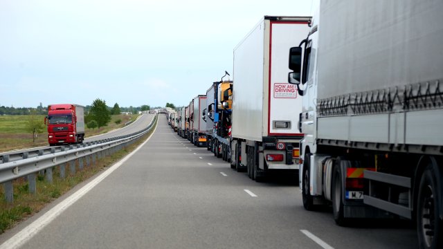 Втори ден продължава задръстването от товарни автомобили в района на