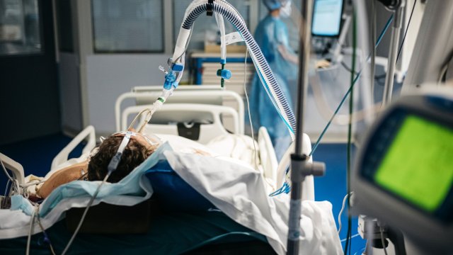 Жена оцеля по чудо в реанимация на Ковид отделение в