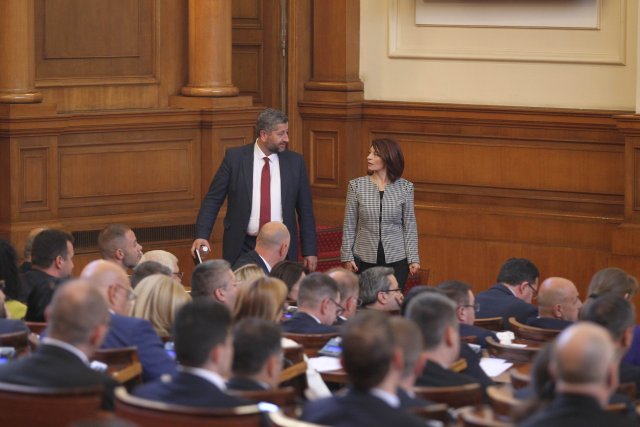 Най одобряваните лидери на парламентарни партии продължават да бъдат Бойко Борисов