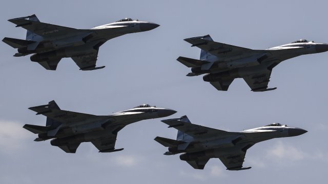 Британският министър на отбраната Бен Уолъс изключи изпращането на изтребители