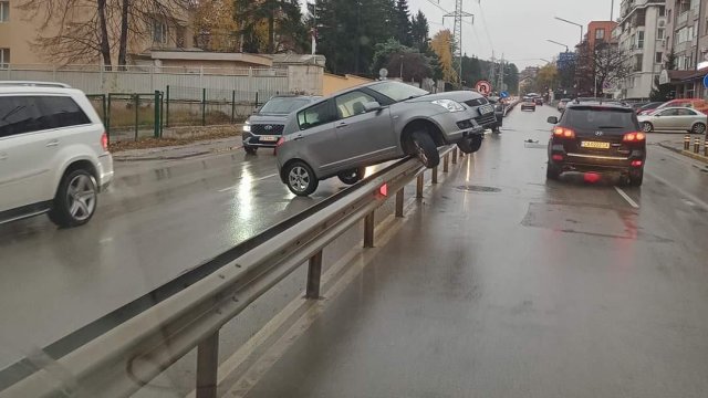 Серия от катастрофи станаха тази сутрин в София. Кола се е