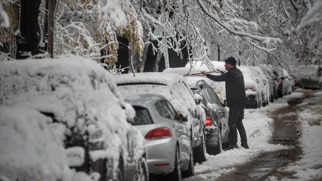 Студеното време продължава и утре Жълт код за ниски температури