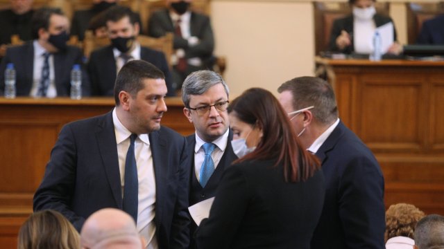 След 11 часа дебати и над сто предложения между първо