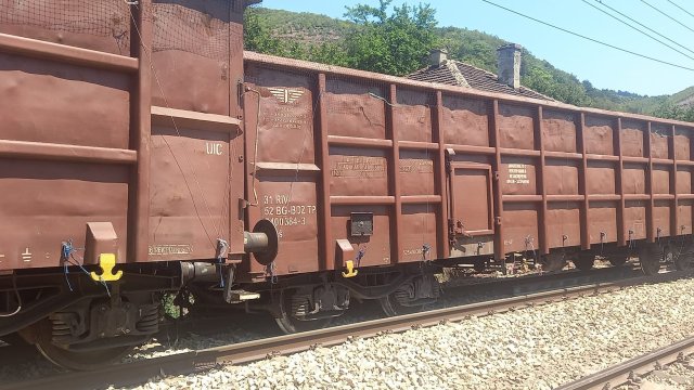 Товарен влак дерайлира между Зверино и Елисейна 18 и вагон е