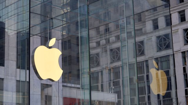 Американски прокурори обвиниха бивш служител на Apple че е измамил