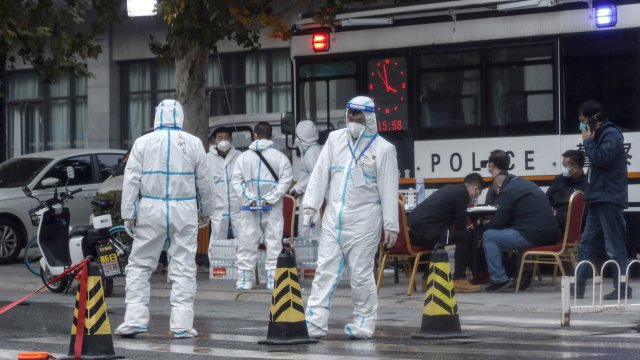 Появата на новия вирусен вариант Омикрон засега не предизвиква паника