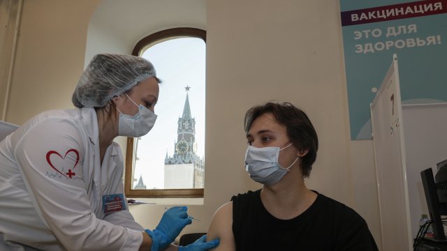 Директорът на Изследователския институт по епидемиология и микробиология Гамалея Александър