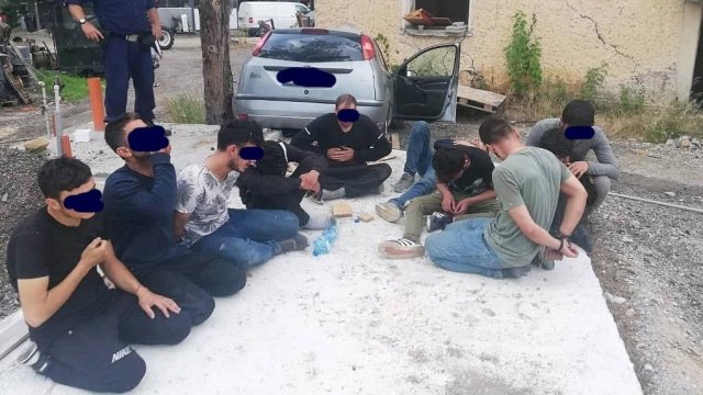 Десет мъже самоопределили се като сирийци и 22 годишен жител на