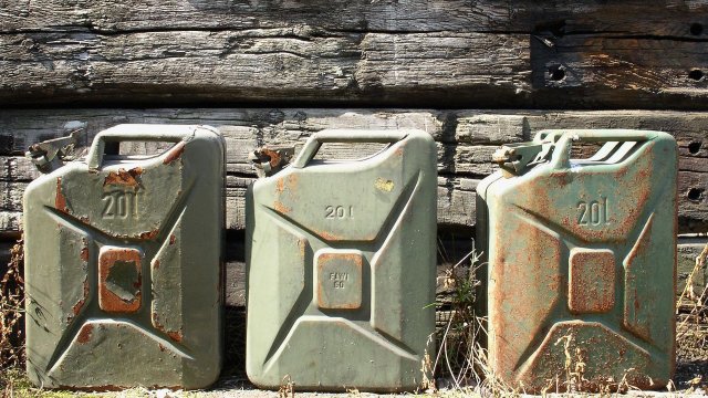 Според експертите е изключително опасно е да се налива гориво