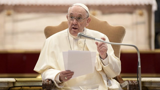 Украинският президент Володимир Зеленски покани днес папа Франциск да бъде